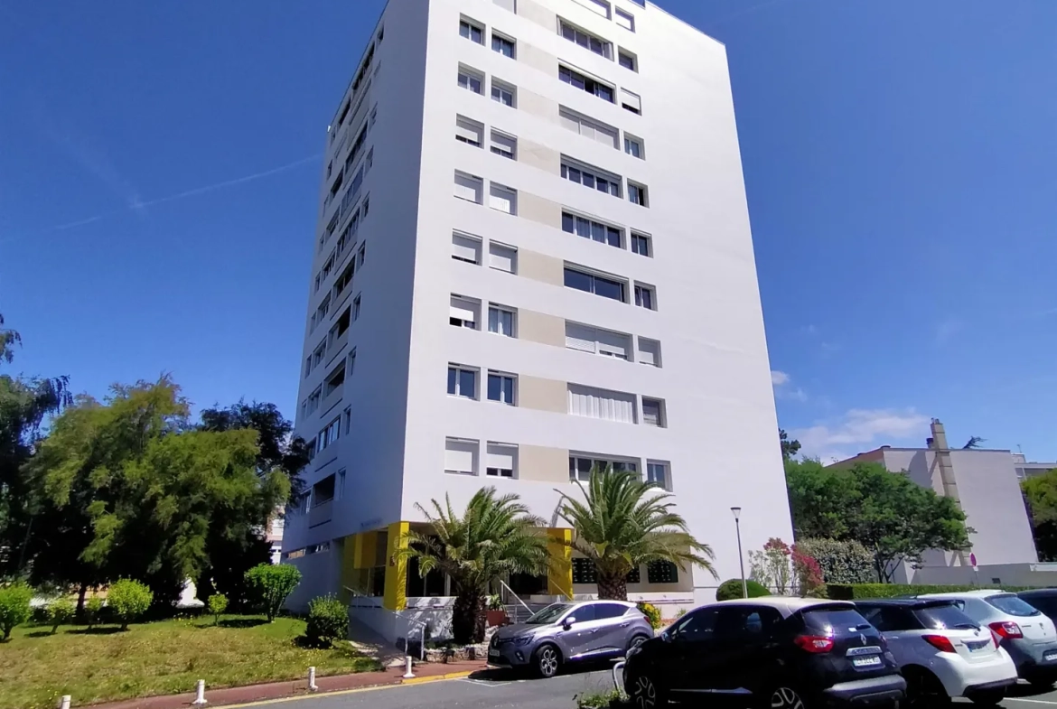 Appartement T3 rénové de 75 m² à Royan avec parking et proximité plages 