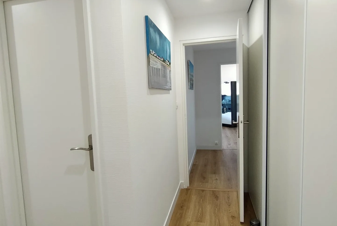Appartement T3 rénové de 75 m² à Royan avec parking et proximité plages 