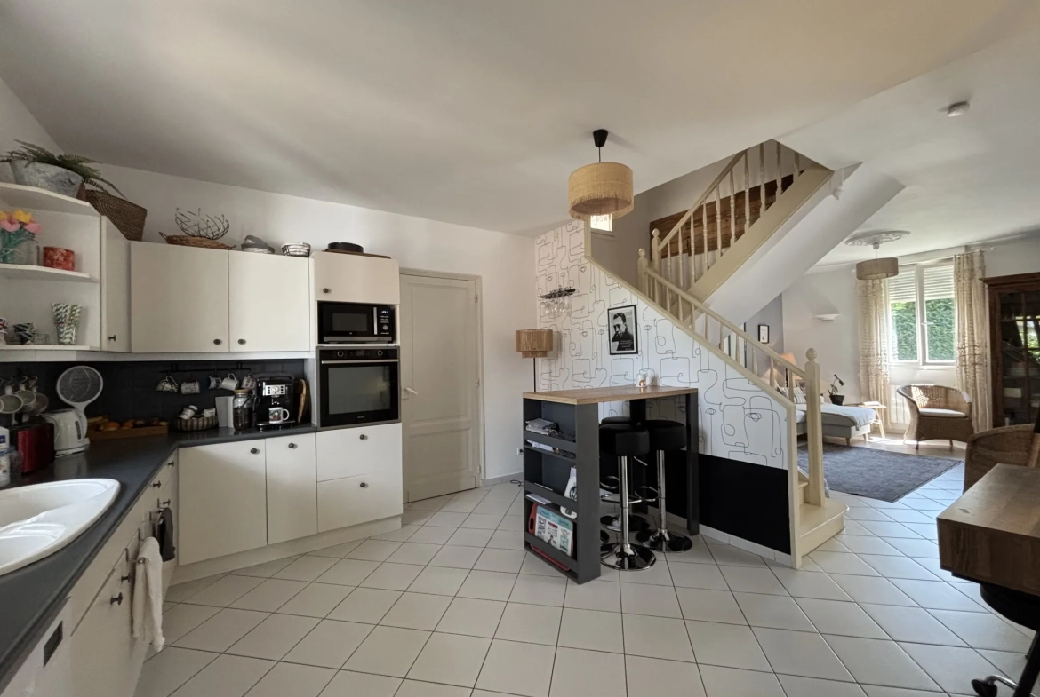 Belle maison Arcachonnaise rénovée avec studio, piscine et jardin à Coutras 
