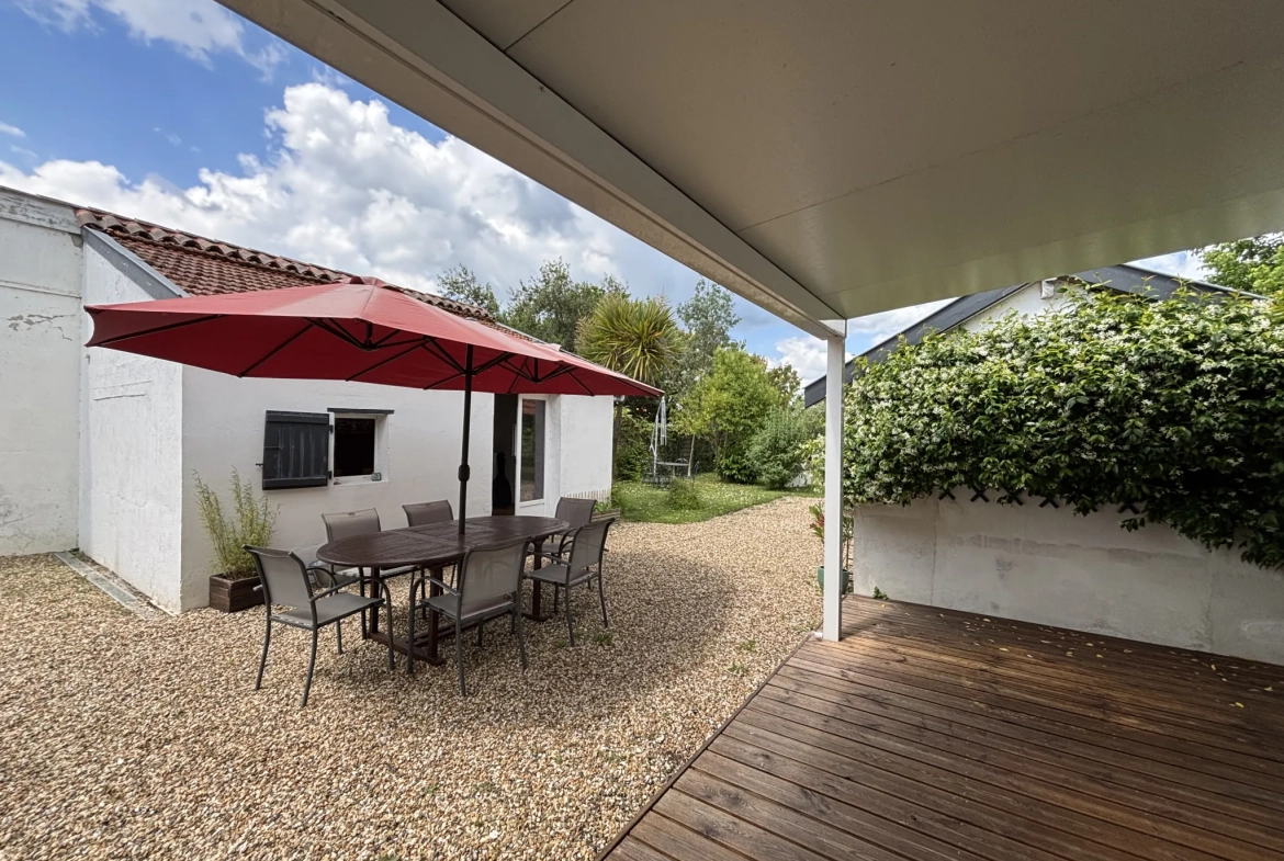 Belle maison Arcachonnaise rénovée avec studio, piscine et jardin à Coutras 