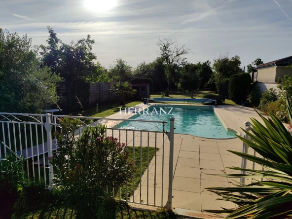 Maison Arcachonnaise rénovée avec piscine, studio et jardin à Coutras, proche de la gare et du centre-ville