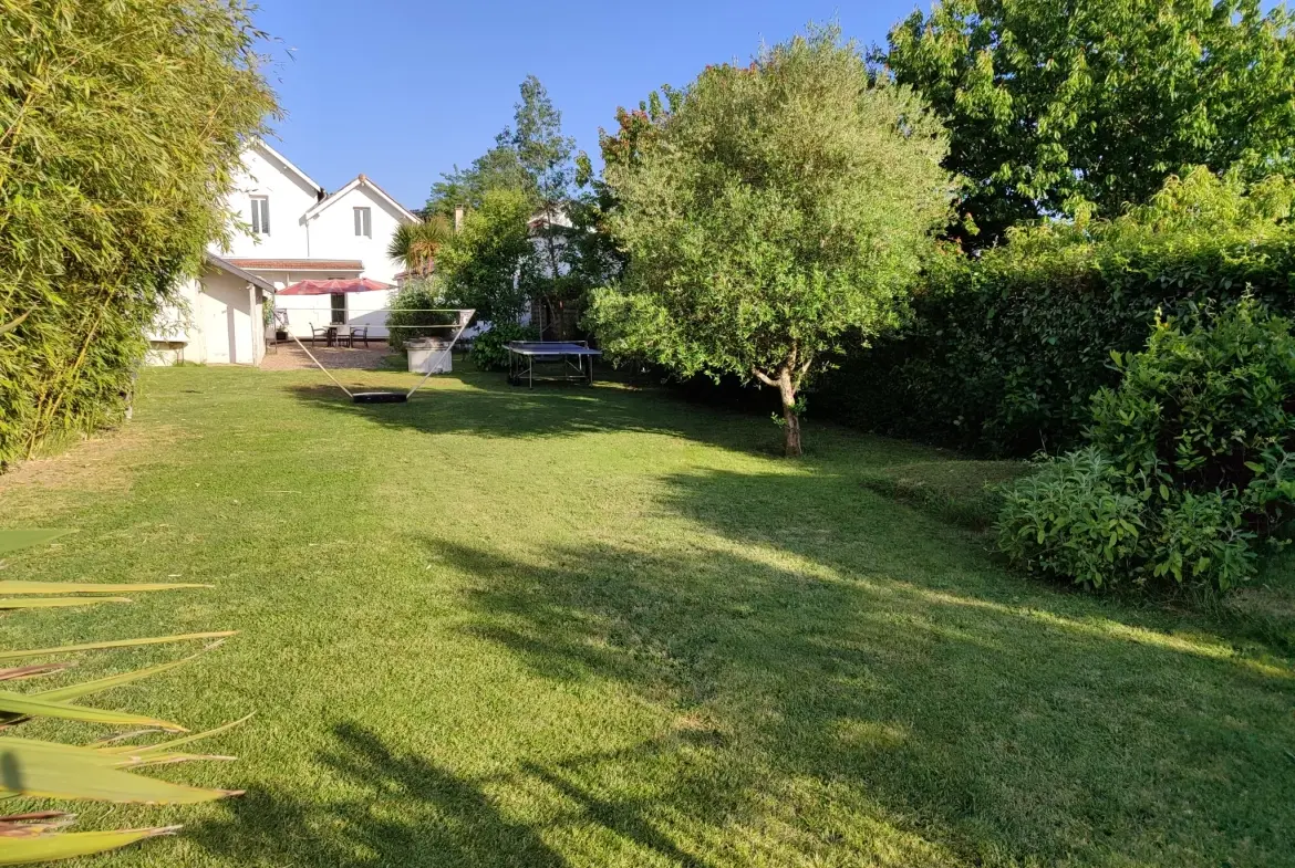 Belle maison Arcachonnaise rénovée avec studio, piscine et jardin à Coutras 