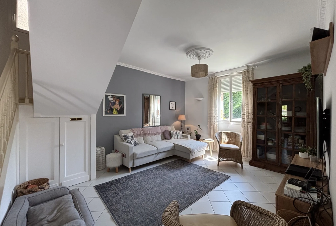 Belle maison Arcachonnaise rénovée avec studio, piscine et jardin à Coutras 
