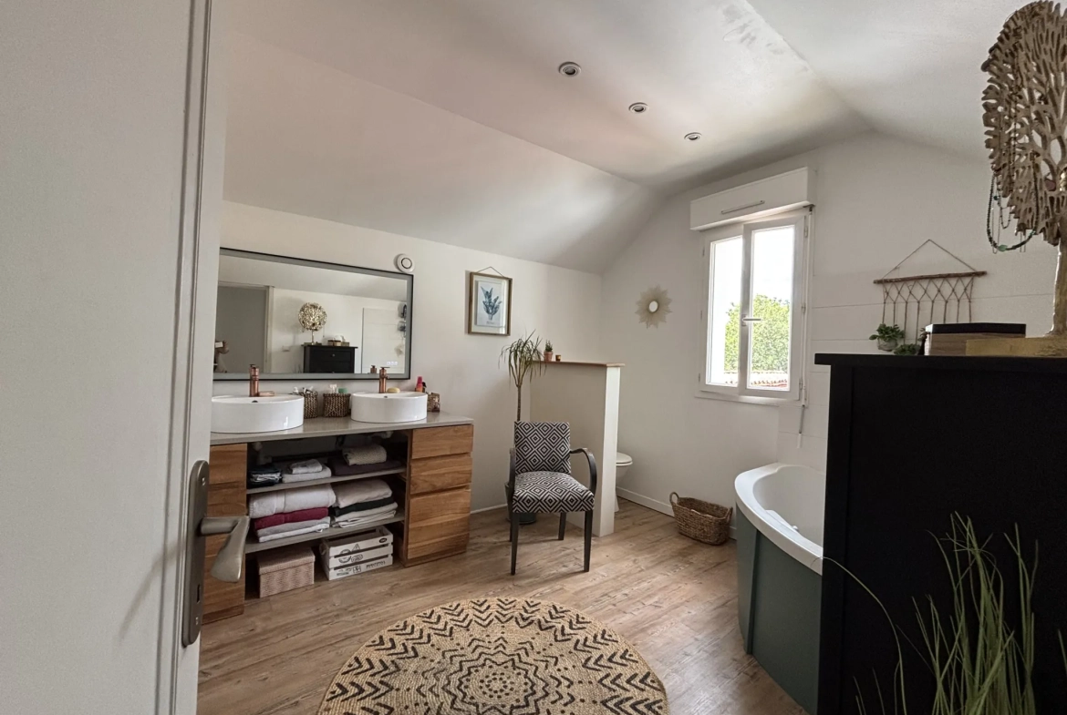 Belle maison Arcachonnaise rénovée avec studio, piscine et jardin à Coutras 