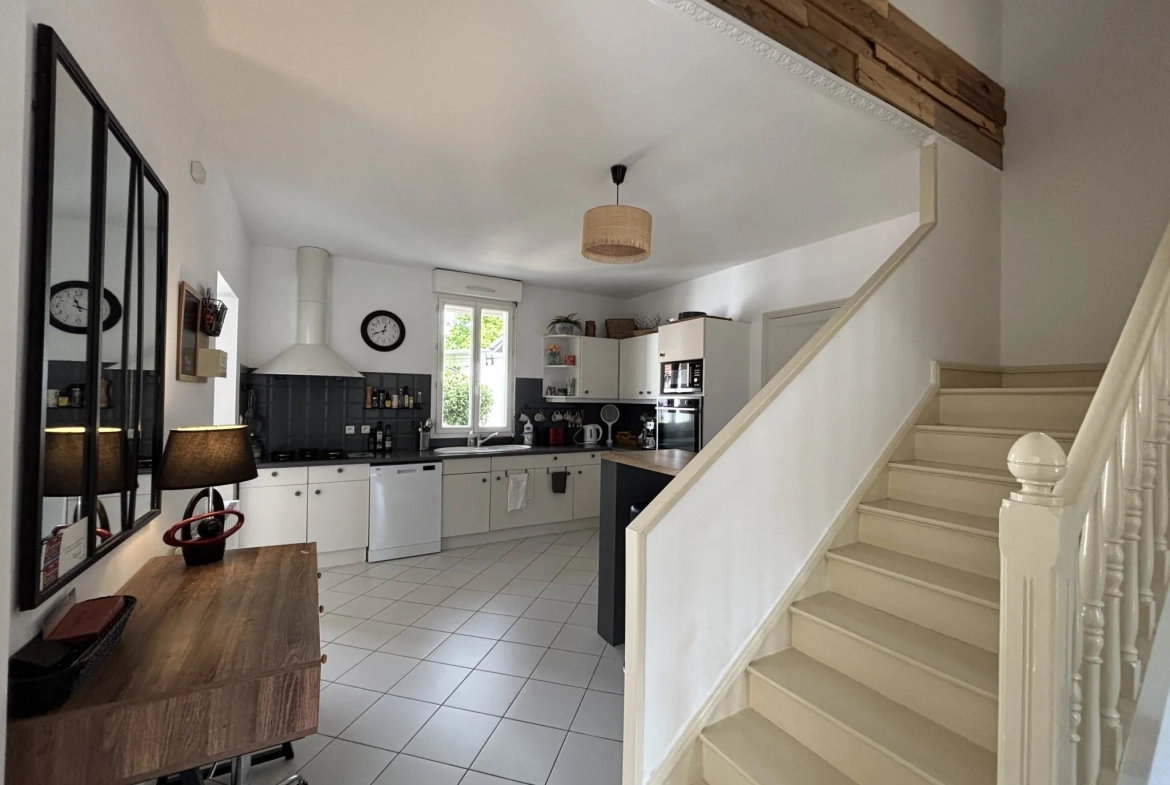 Belle maison Arcachonnaise rénovée avec studio, piscine et jardin à Coutras 
