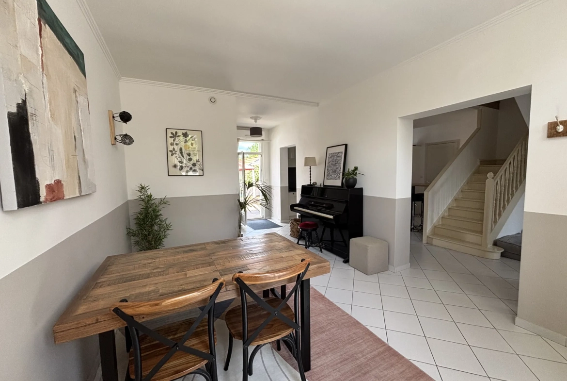 Belle maison Arcachonnaise rénovée avec studio, piscine et jardin à Coutras 