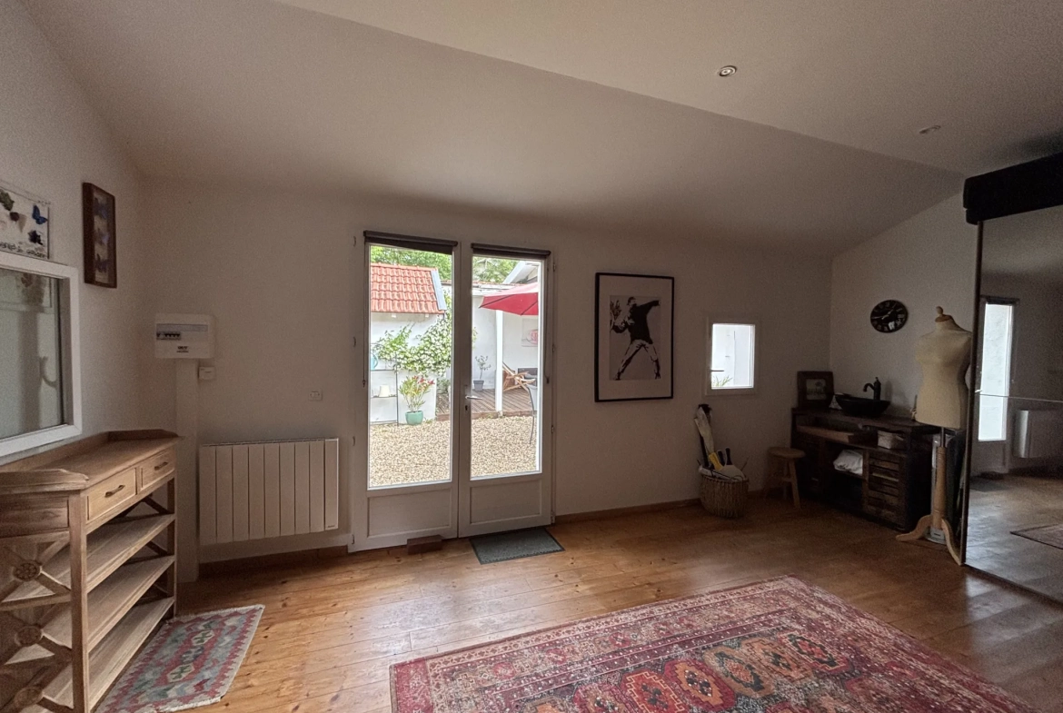 Belle maison Arcachonnaise rénovée avec studio, piscine et jardin à Coutras 
