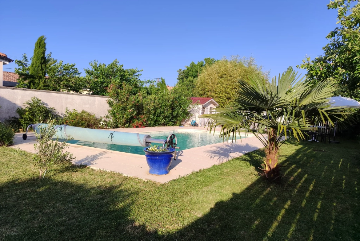 Belle maison Arcachonnaise rénovée avec studio, piscine et jardin à Coutras 
