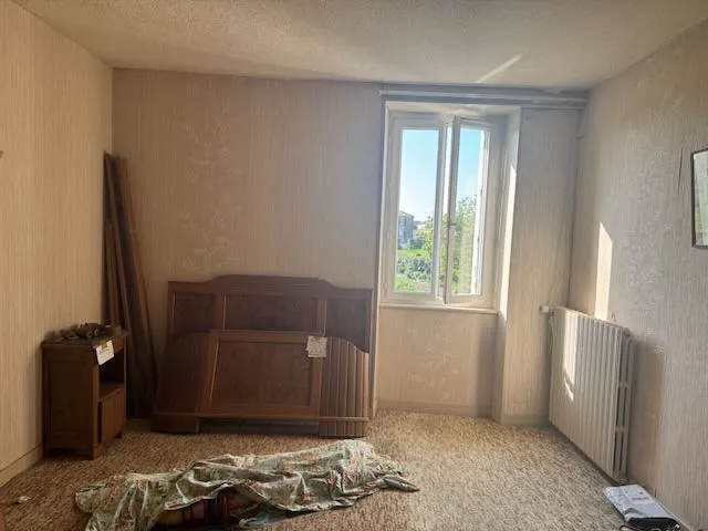 Charmante maison en pierre à rénover à Saint Cyr des Gâts 