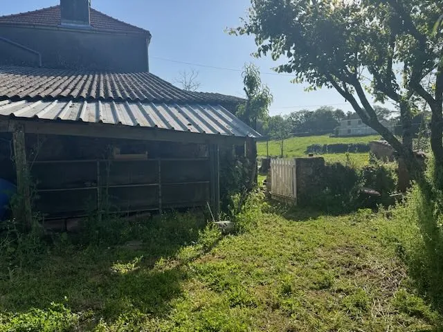 Charmante maison en pierre à rénover à Saint Cyr des Gâts 