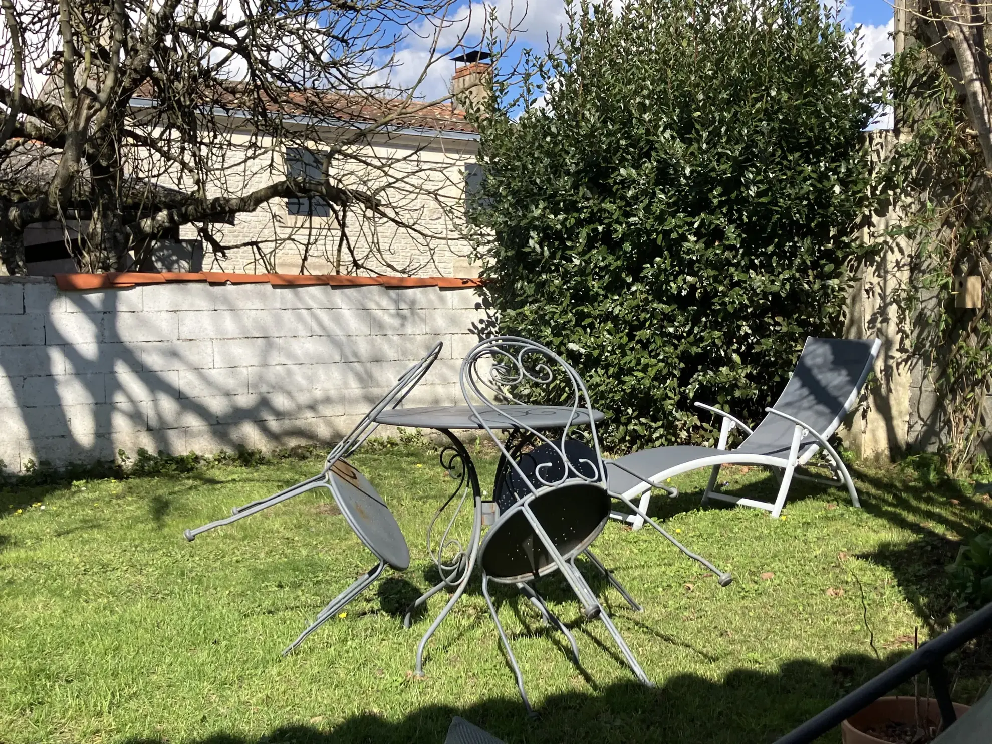 Maison en pierre avec jardin à Bessines - 2 chambres, cheminée, terrasse 