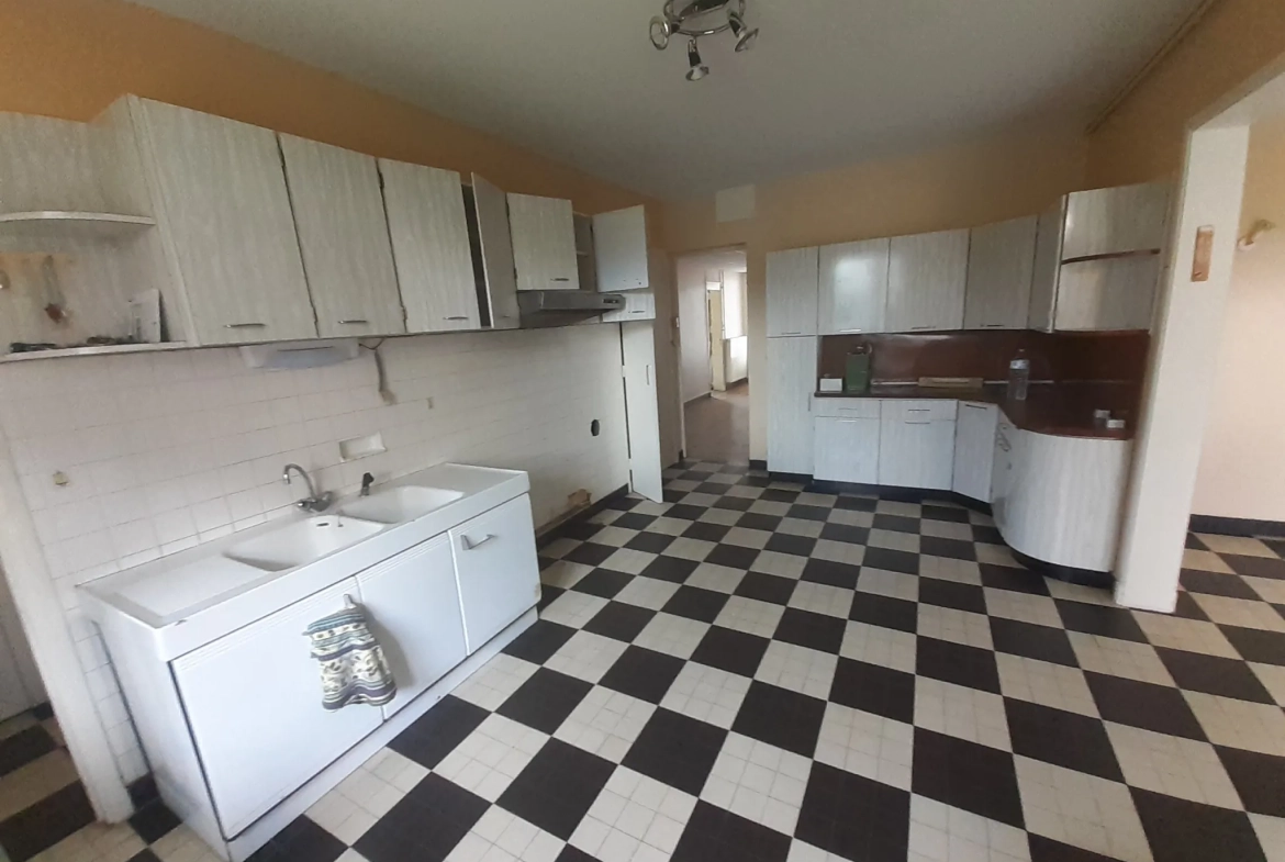 Maison ancienne à vendre à Marcigny, 195 m², terrain 799 m², proche centre-ville 