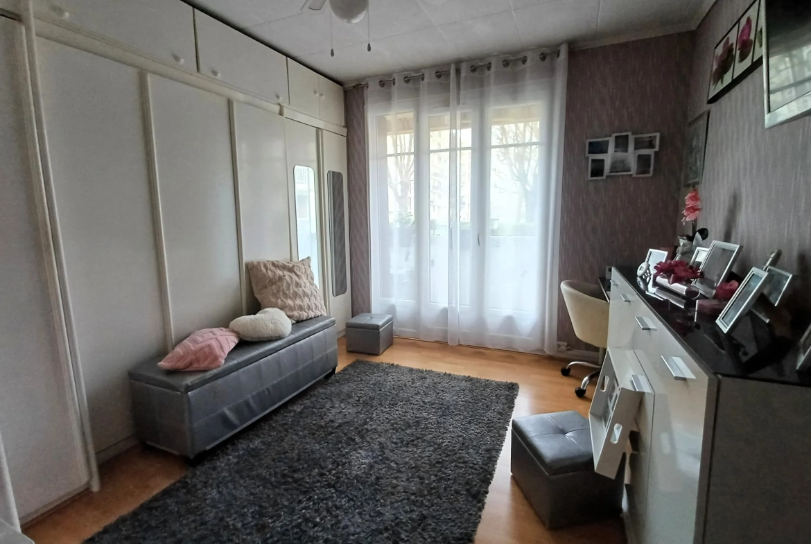 Appartement 4 pièces à vendre à Choisy-le-Roi dans résidence sécurisée avec balcon 