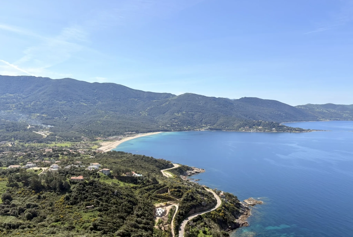 Terrain constructible de 981 m² à Casaglione, proche plage, viabilisé et avec vue dégagée 