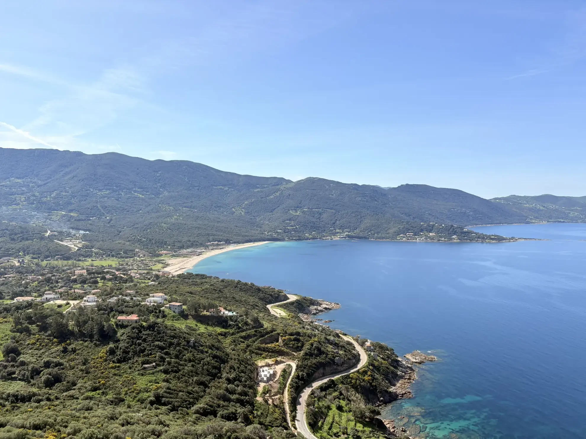 Terrain constructible de 981 m² à Casaglione, proche plage, viabilisé et avec vue dégagée 