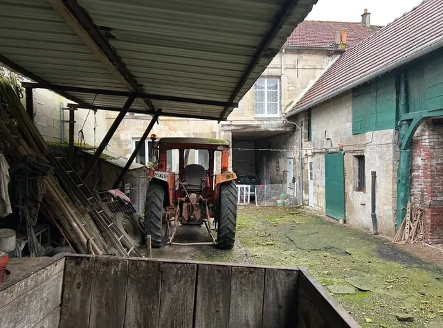 Corps de ferme à rénover avec dépendances proche Chambly et Neuilly-en-Thelle 