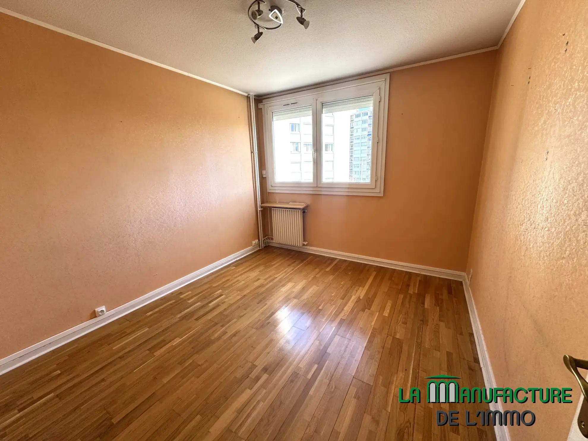 Appartement F4 lumineux avec balcon, cave et parking à Saint-Étienne Villeboeuf Le Haut 