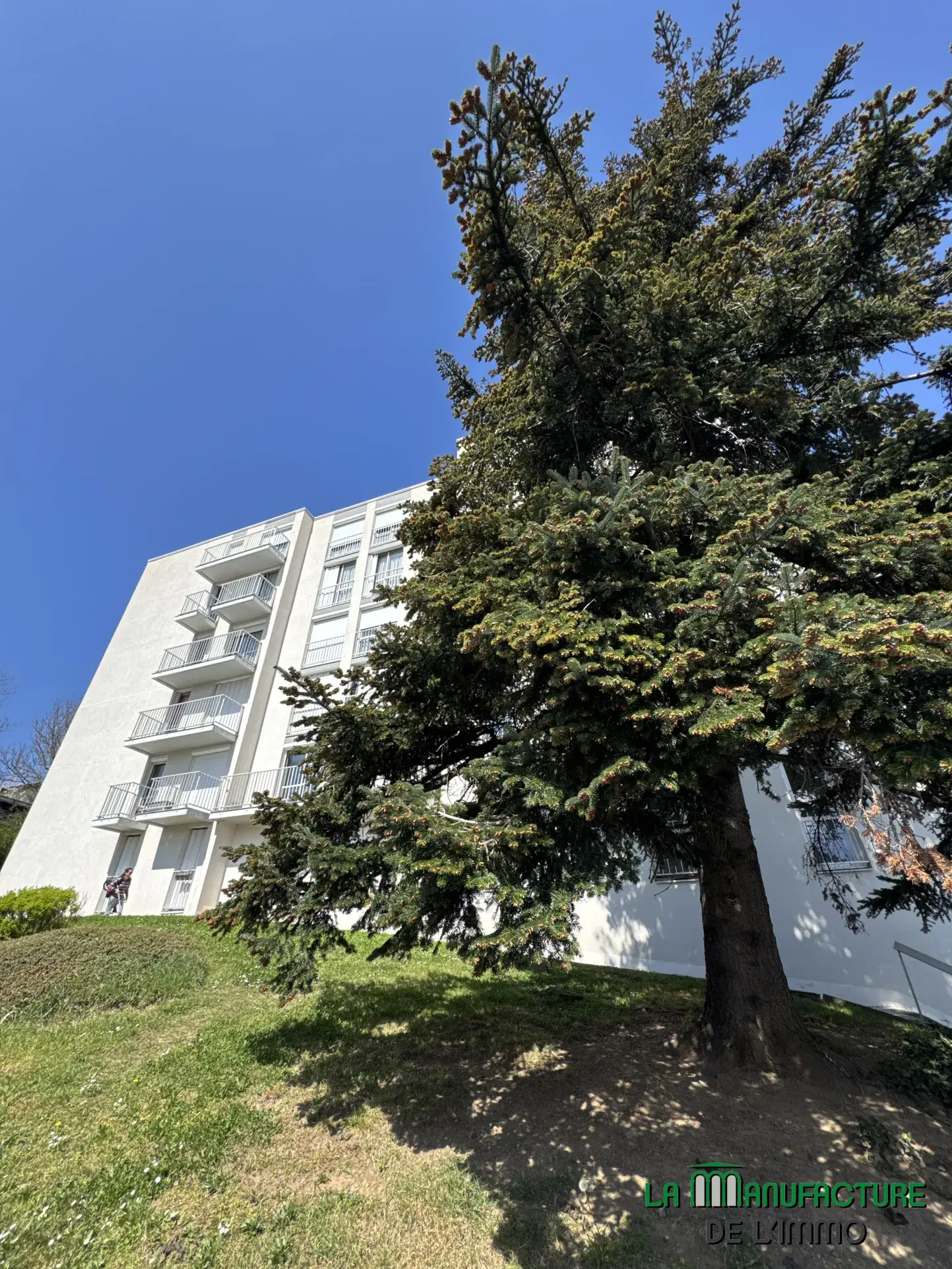 Appartement F4 lumineux avec balcon, cave et parking à Saint-Étienne Villeboeuf Le Haut 