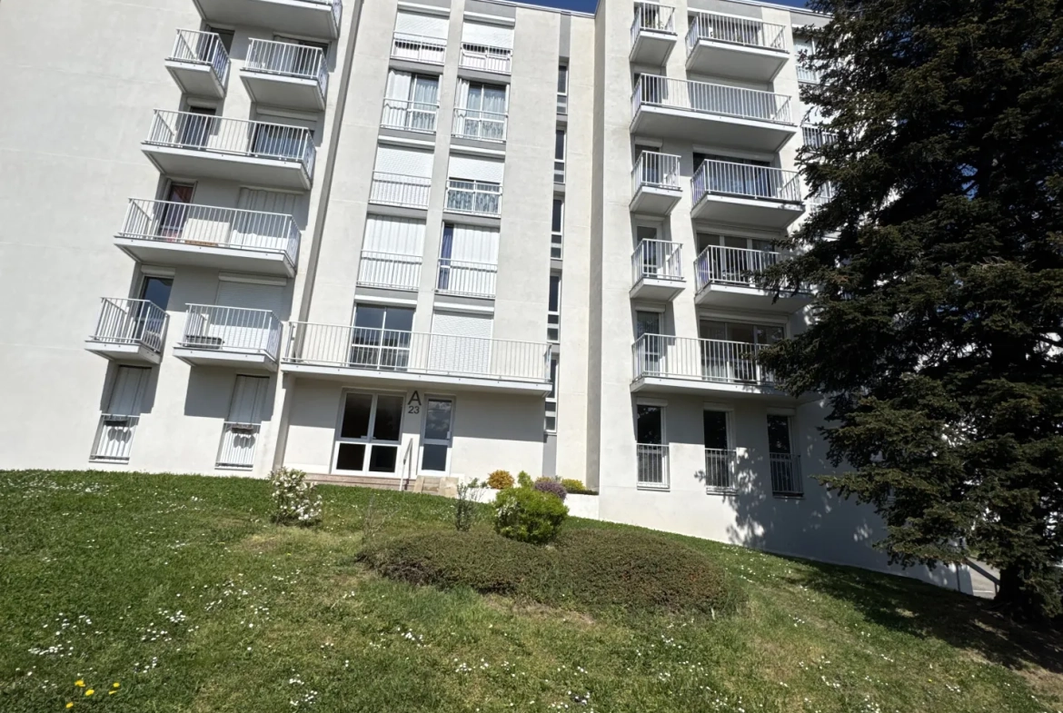 Appartement F4 lumineux avec balcon, cave et parking à Saint-Étienne Villeboeuf Le Haut 