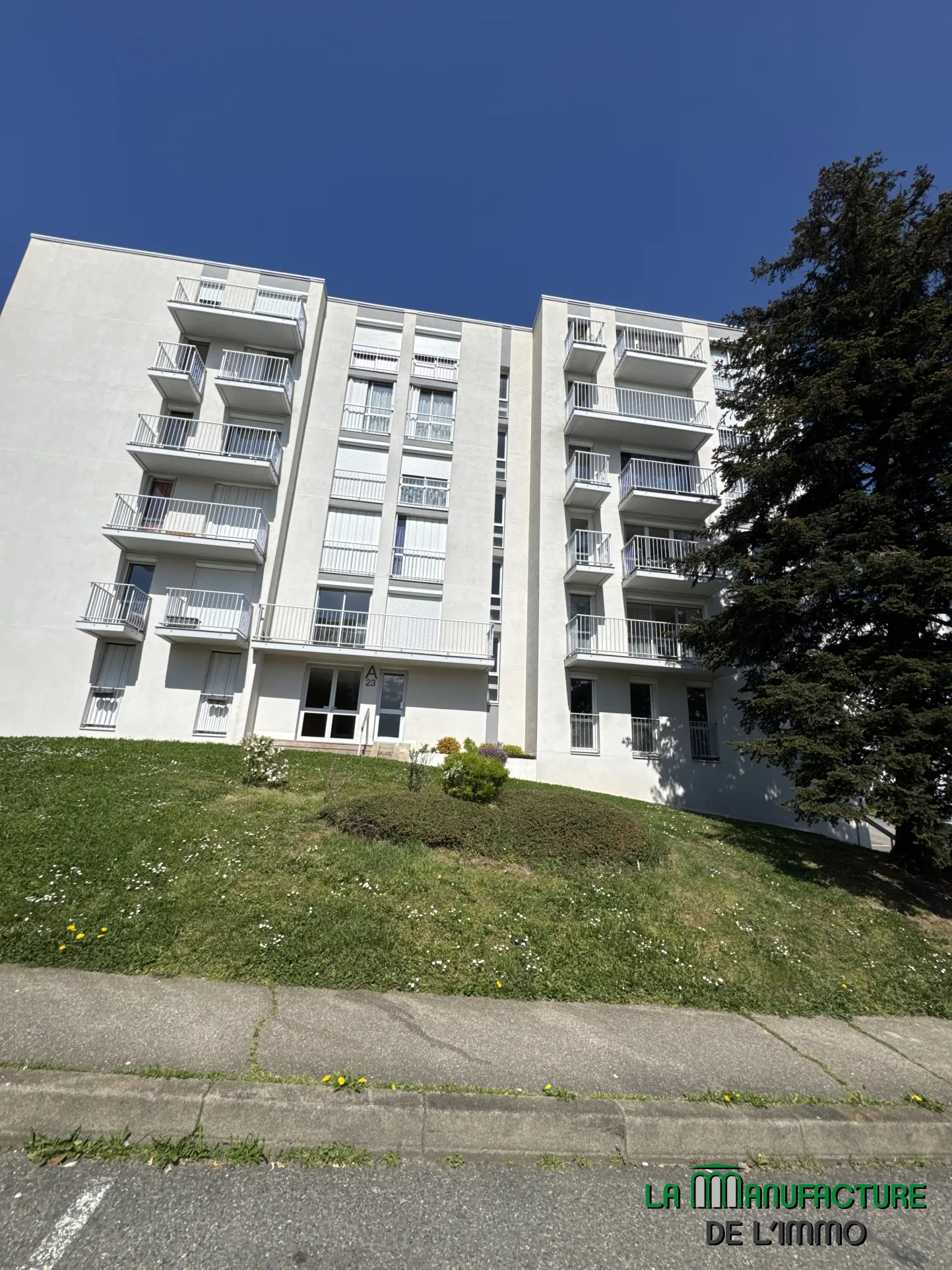 Appartement F4 lumineux avec balcon, cave et parking à Saint-Étienne Villeboeuf Le Haut 