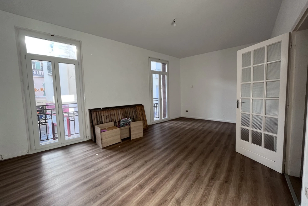 Investissez dans un immeuble rentable à Amélie-les-Bains-Palalda – 210 m², appartement F2, duplex F4 et commerce 