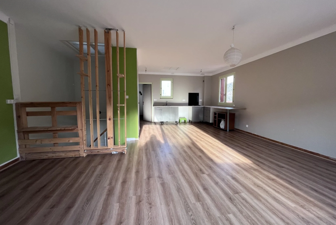 Investissez dans un immeuble rentable à Amélie-les-Bains-Palalda – 210 m², appartement F2, duplex F4 et commerce 