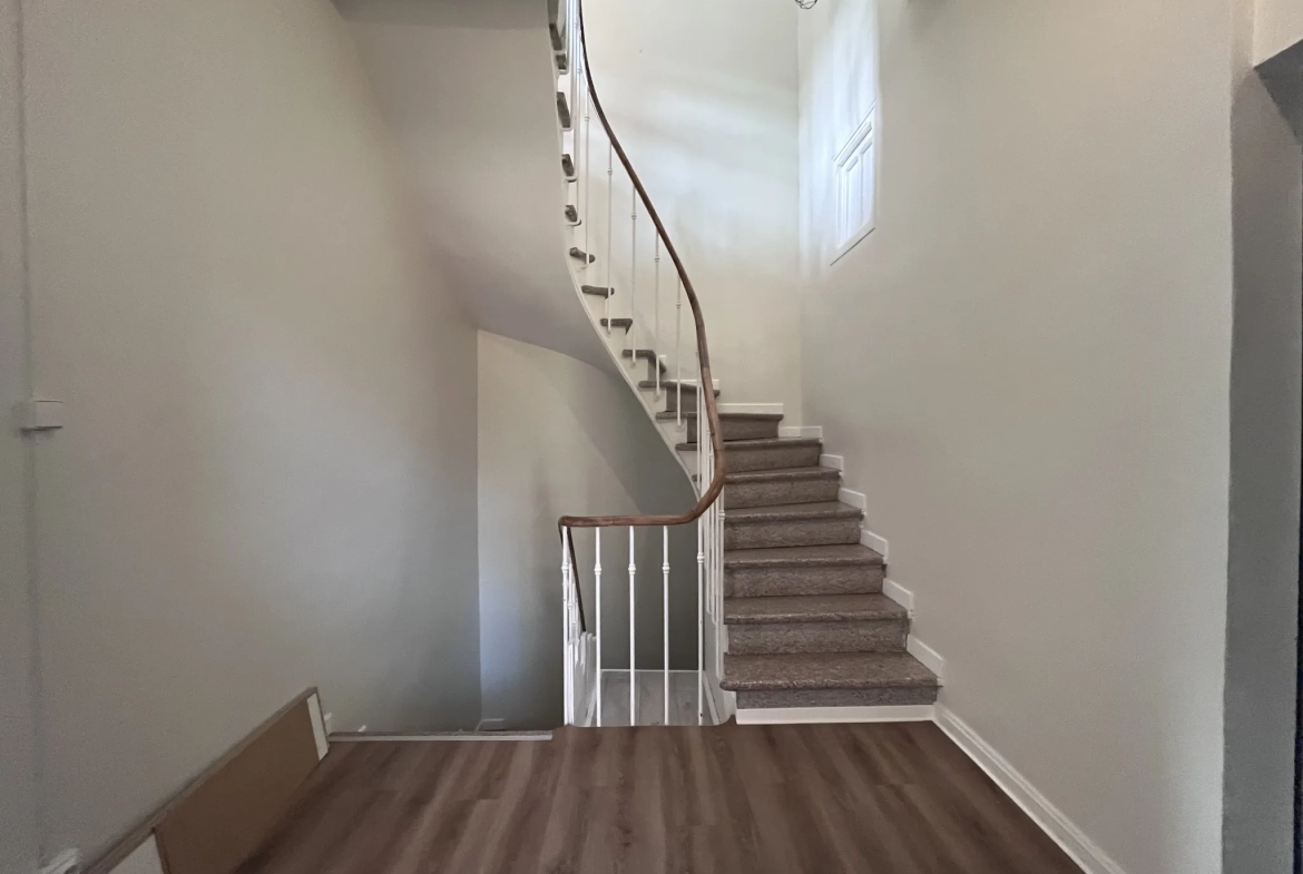 Investissez dans un immeuble rentable à Amélie-les-Bains-Palalda – 210 m², appartement F2, duplex F4 et commerce 