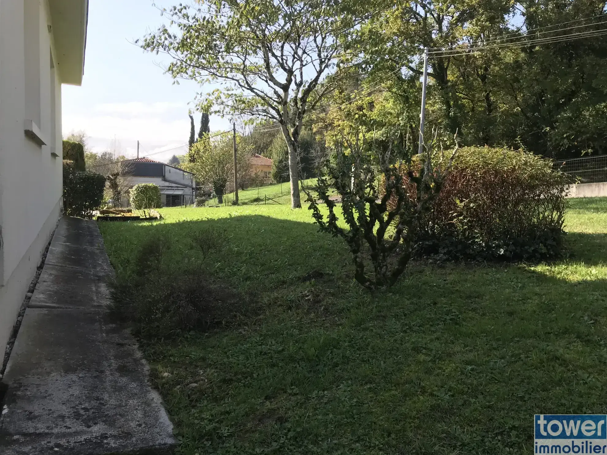 Vente d'un pavillon traditionnel de 125m² avec sous-sol et terrain arboré à Agen 
