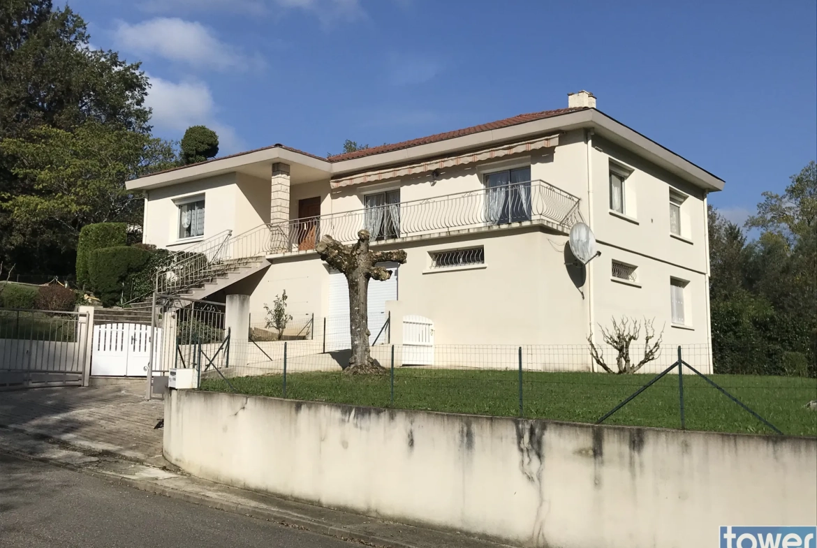 Vente d'un pavillon traditionnel de 125m² avec sous-sol et terrain arboré à Agen 
