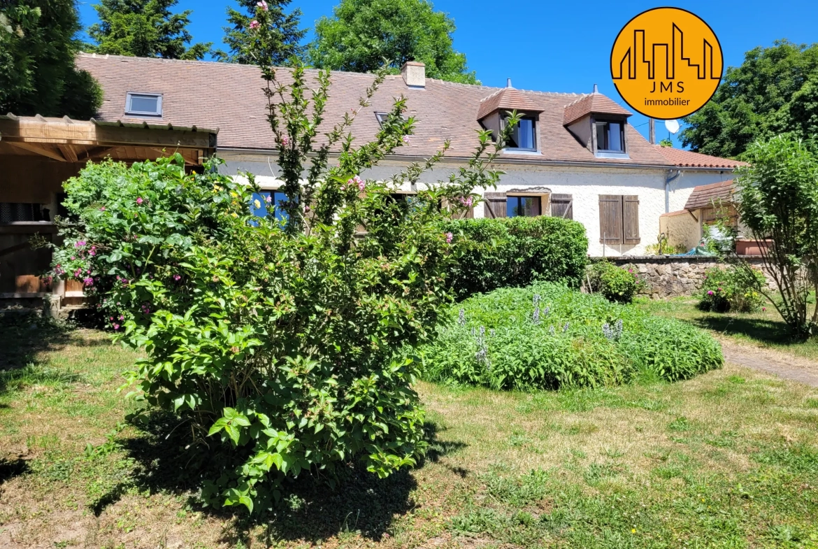 Maison en pierre avec piscine et vue imprenable sur le bocage près du Montet 