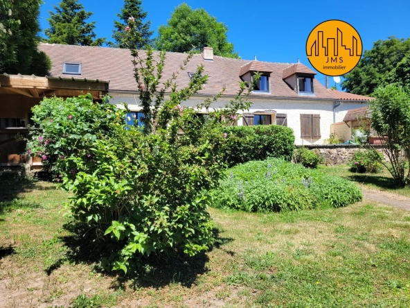 Maison en pierre avec piscine et vue imprenable sur le bocage près du Montet
