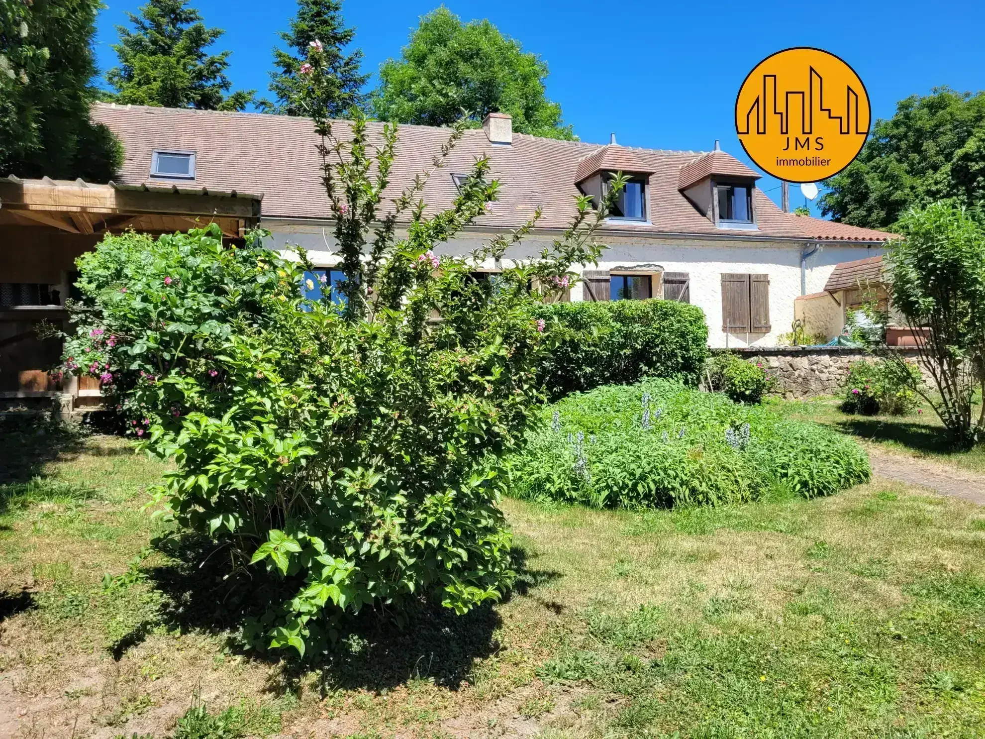 Maison en pierre avec piscine et vue imprenable sur le bocage près du Montet 