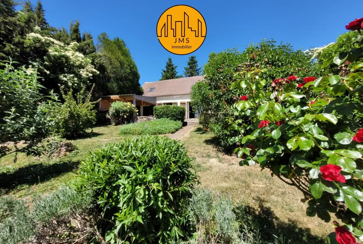 Maison en pierre avec piscine et vue imprenable sur le bocage près du Montet 