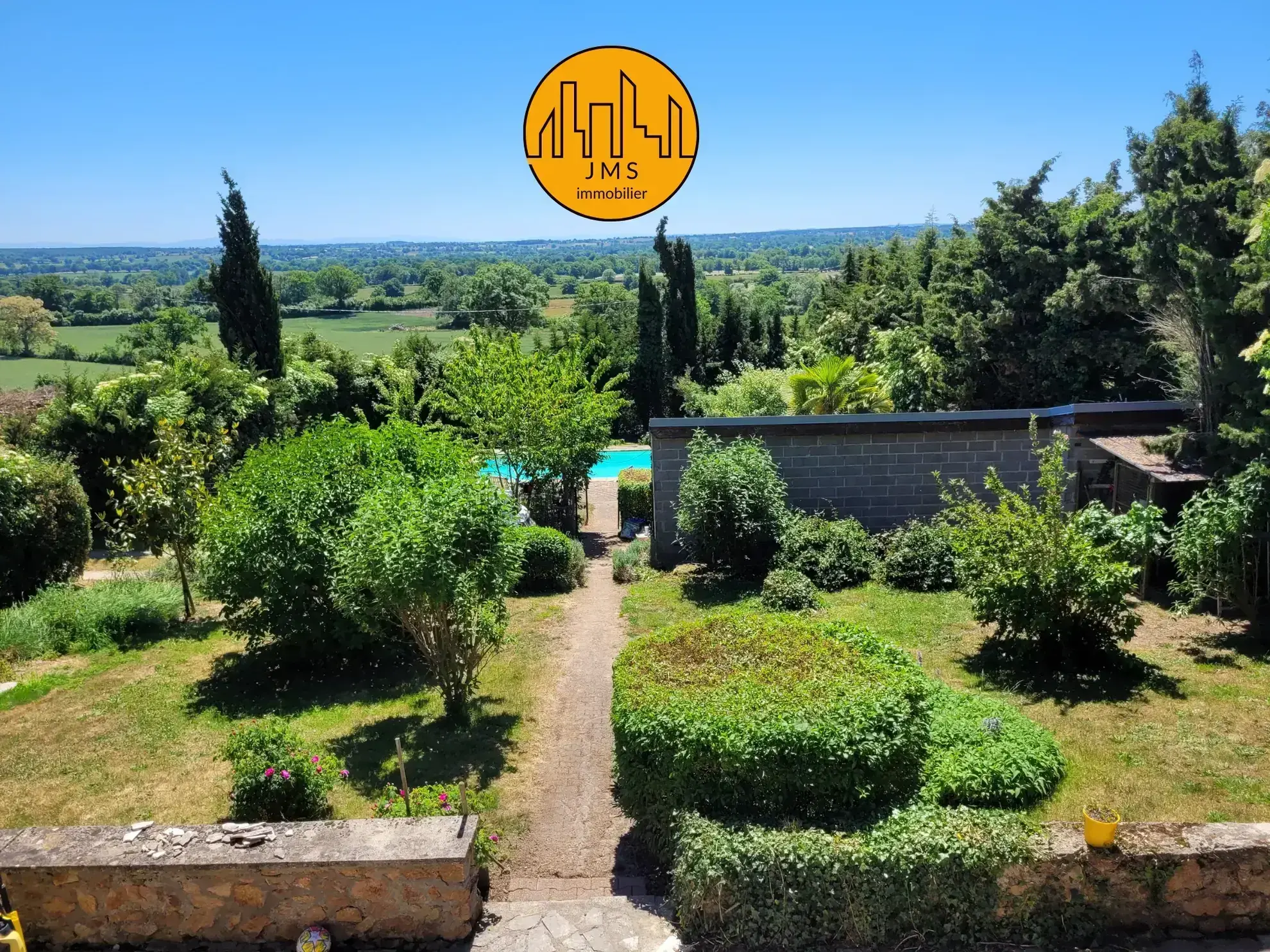 Maison en pierre avec piscine et vue imprenable sur le bocage près du Montet 