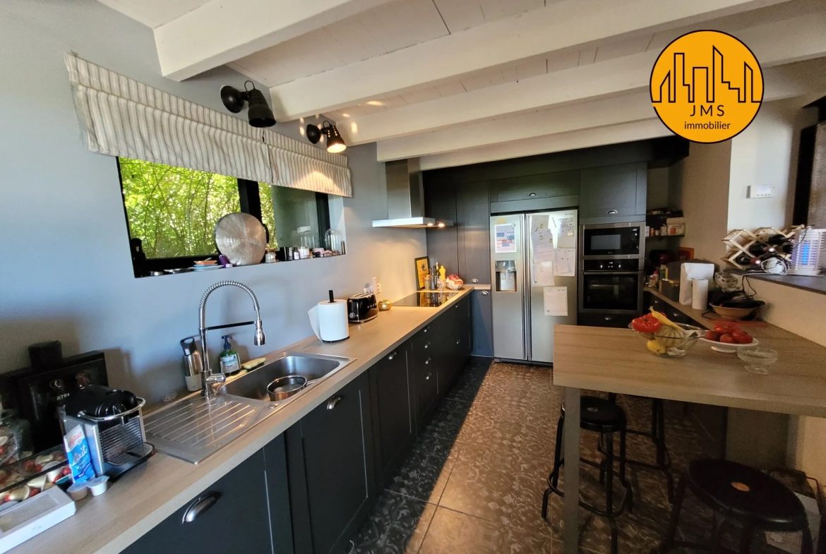 Maison en pierre avec piscine et vue imprenable sur le bocage près du Montet 