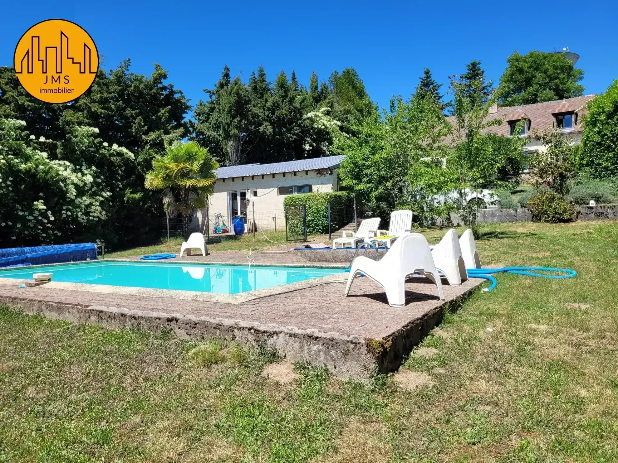 Maison en pierre avec piscine et vue imprenable sur le bocage près du Montet 