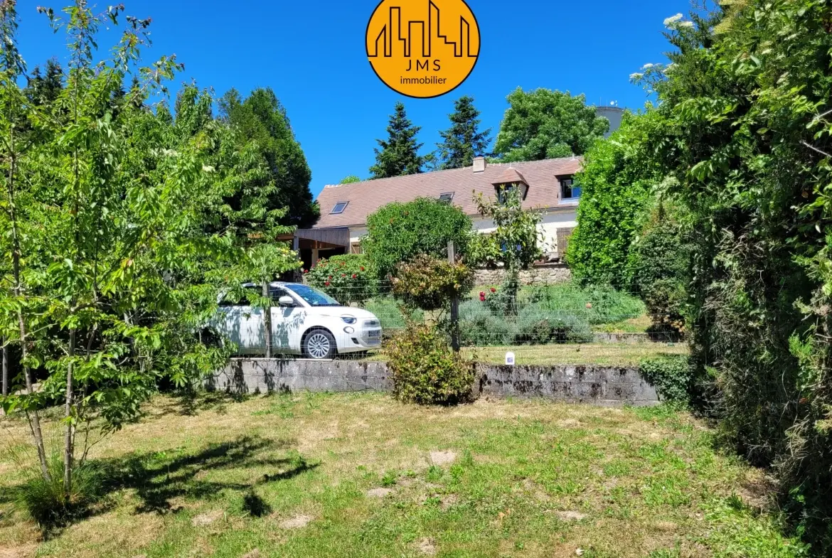 Maison en pierre avec piscine et vue imprenable sur le bocage près du Montet 