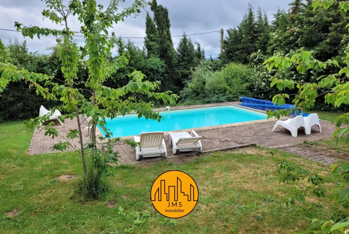 Maison en pierre avec piscine et vue imprenable sur le bocage près du Montet 