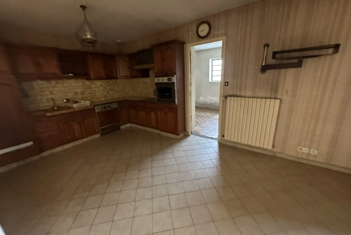 Immeuble à Baud avec grand potentiel d'aménagement et terrain de 558m² 