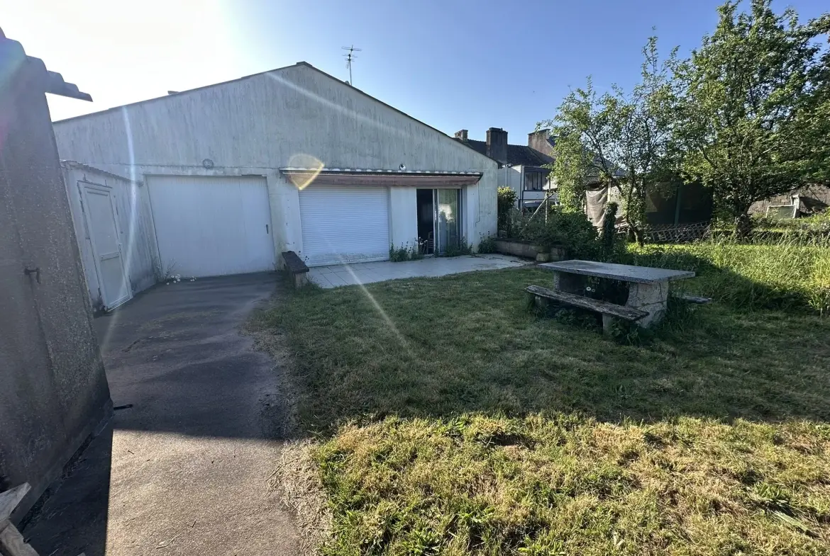 Immeuble à Baud avec grand potentiel d'aménagement et terrain de 558m² 