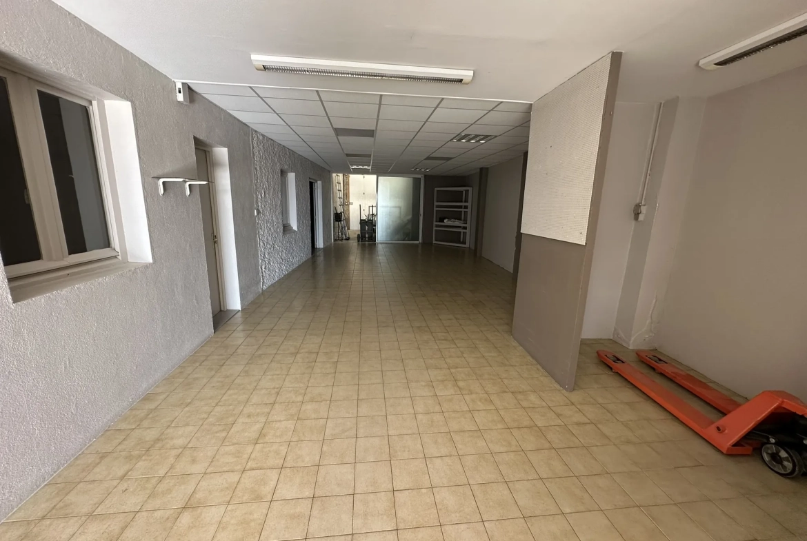 Immeuble à Baud avec grand potentiel d'aménagement et terrain de 558m² 