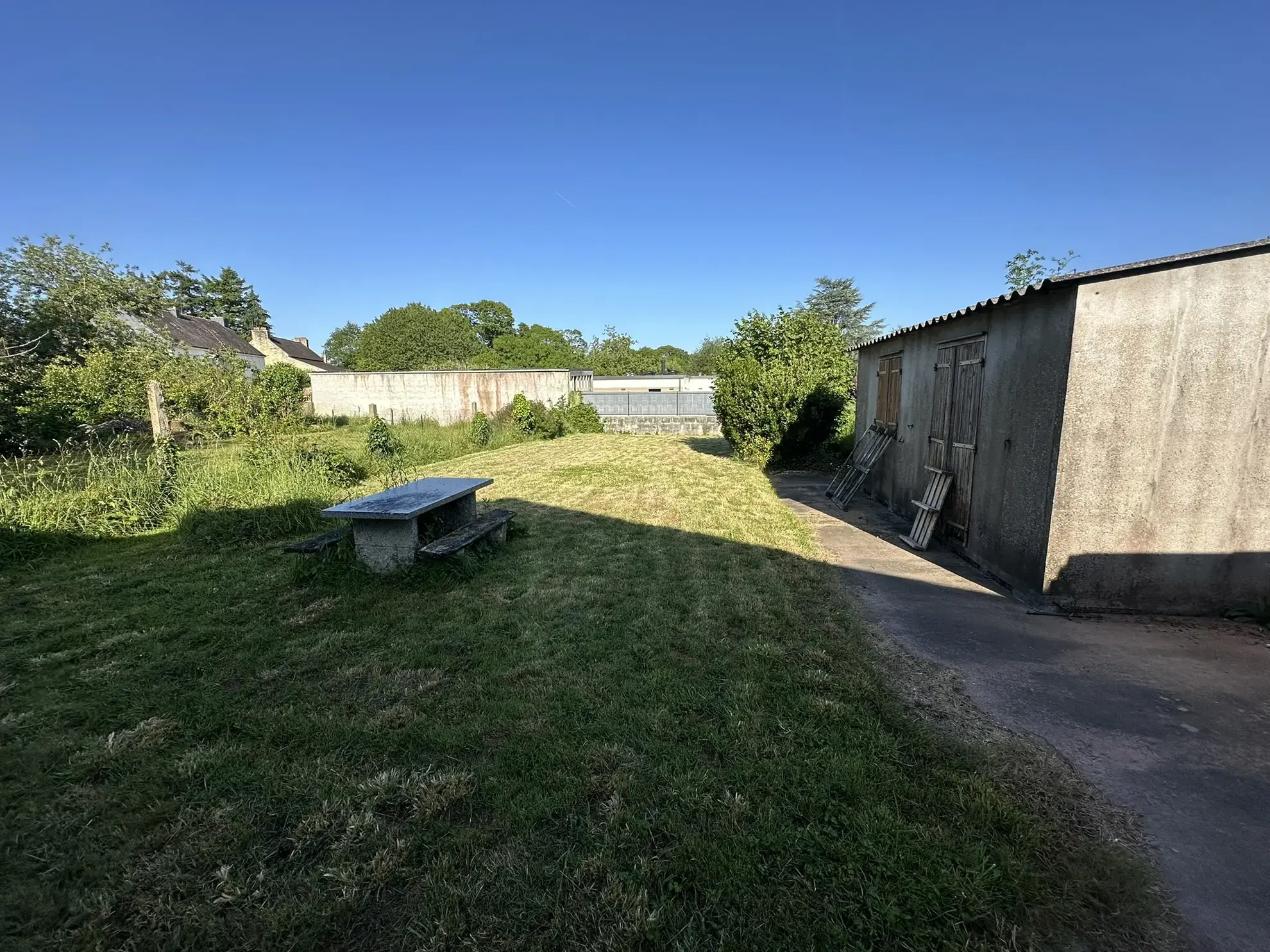 Immeuble à Baud avec grand potentiel d'aménagement et terrain de 558m² 