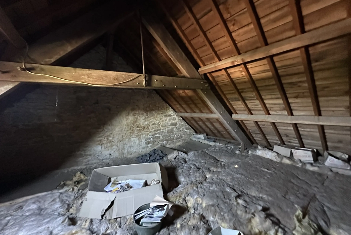 Immeuble à Baud avec grand potentiel d'aménagement et terrain de 558m² 