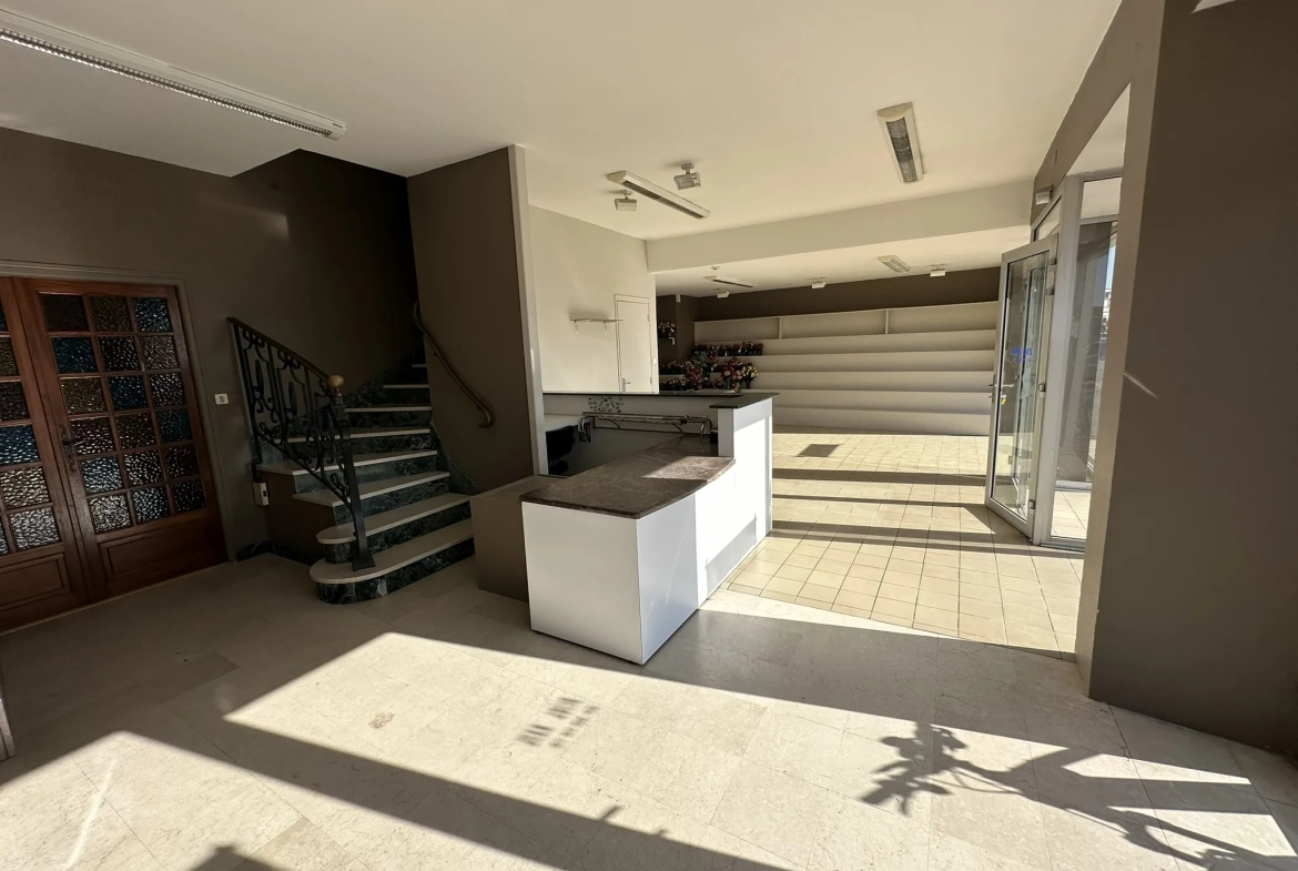 Immeuble à Baud avec grand potentiel d'aménagement et terrain de 558m² 