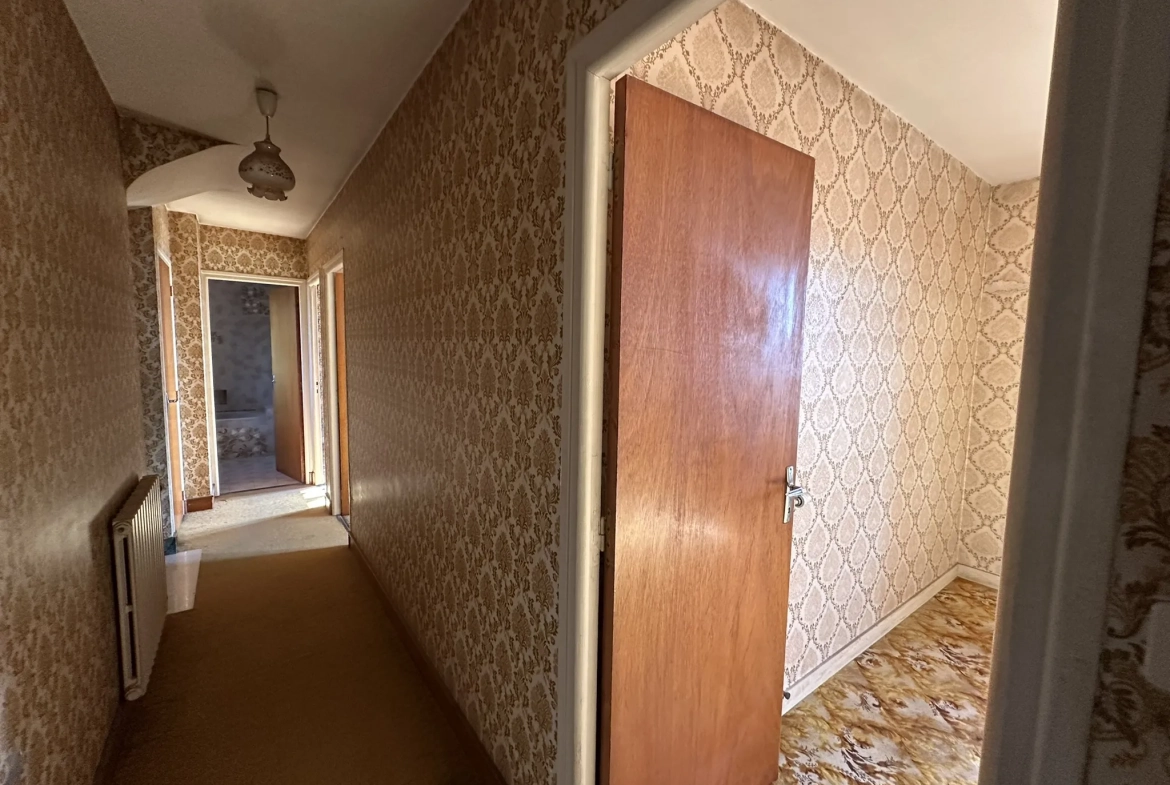 Immeuble à Baud avec grand potentiel d'aménagement et terrain de 558m² 