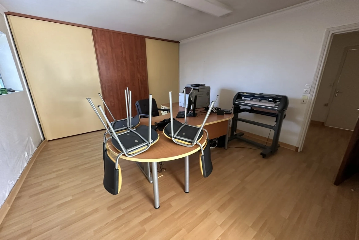 Immeuble à Baud avec grand potentiel d'aménagement et terrain de 558m² 