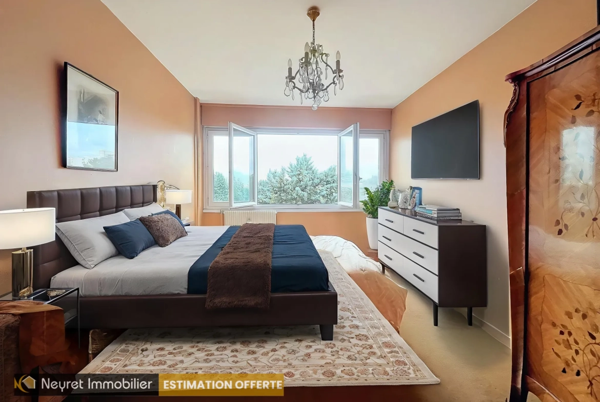 Appartement T4 de 90m² à Oullins avec balcon et parking, secteur calme 