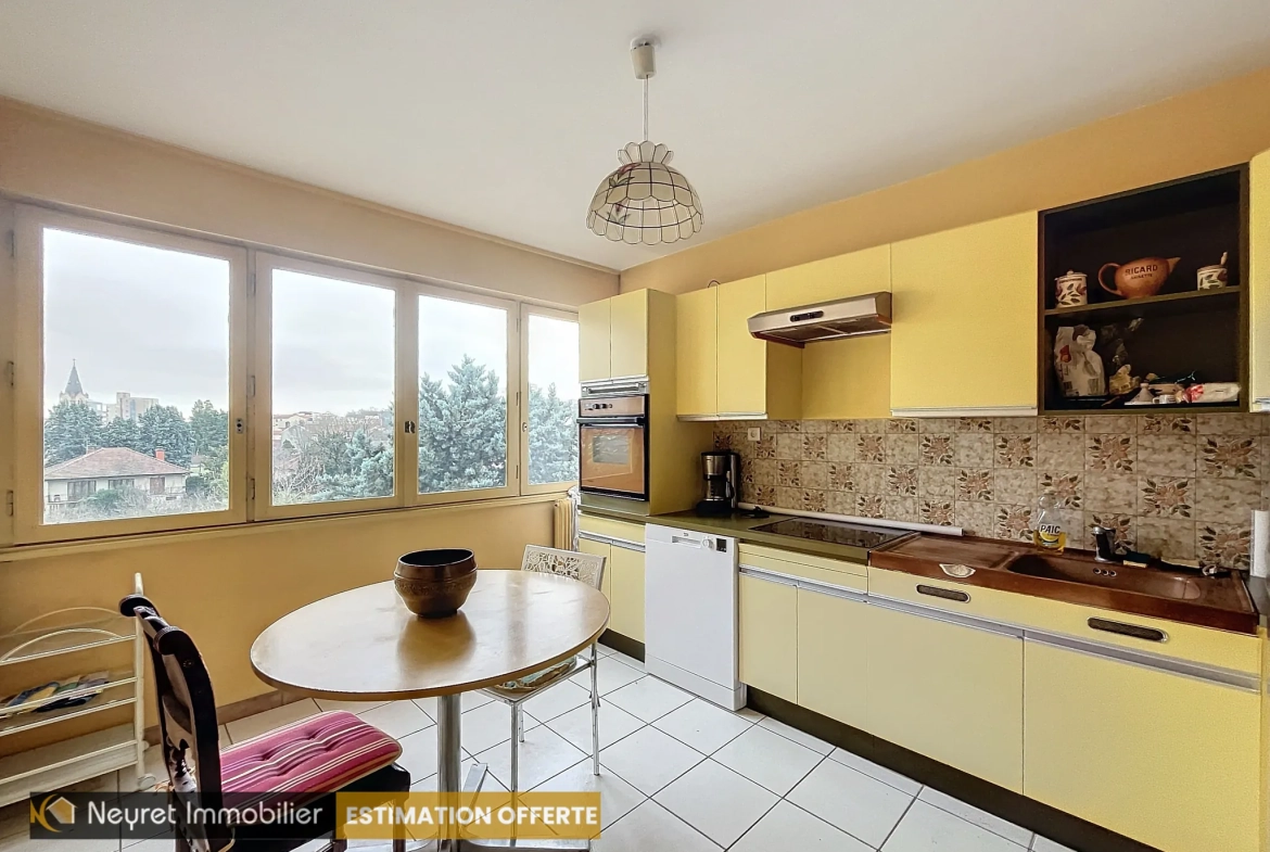 Appartement T4 de 90m² à Oullins avec balcon et parking, secteur calme 
