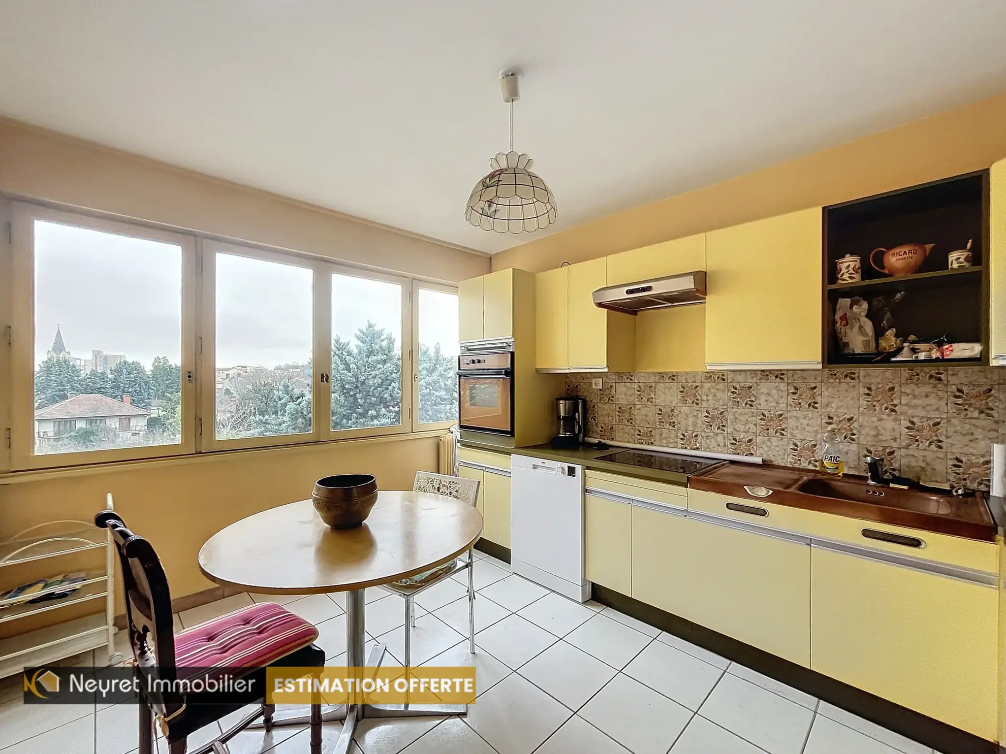 Appartement T4 de 90m² à Oullins avec balcon et parking, secteur calme 