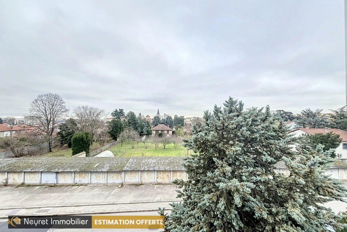 Appartement T4 de 90m² à Oullins avec balcon et parking, secteur calme 